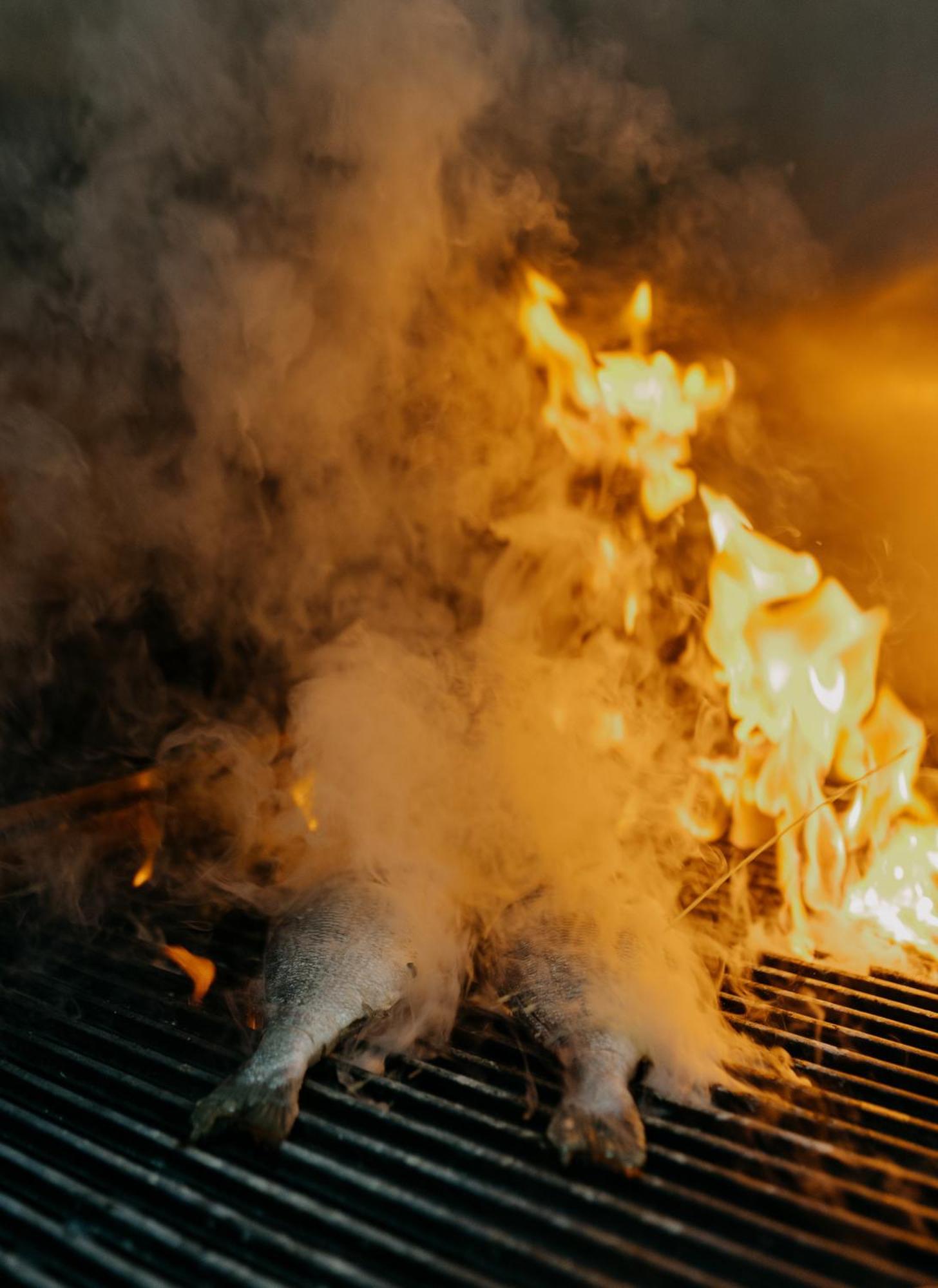 Otl Gouverneur Chicoutimi Esterno foto A fire in progress