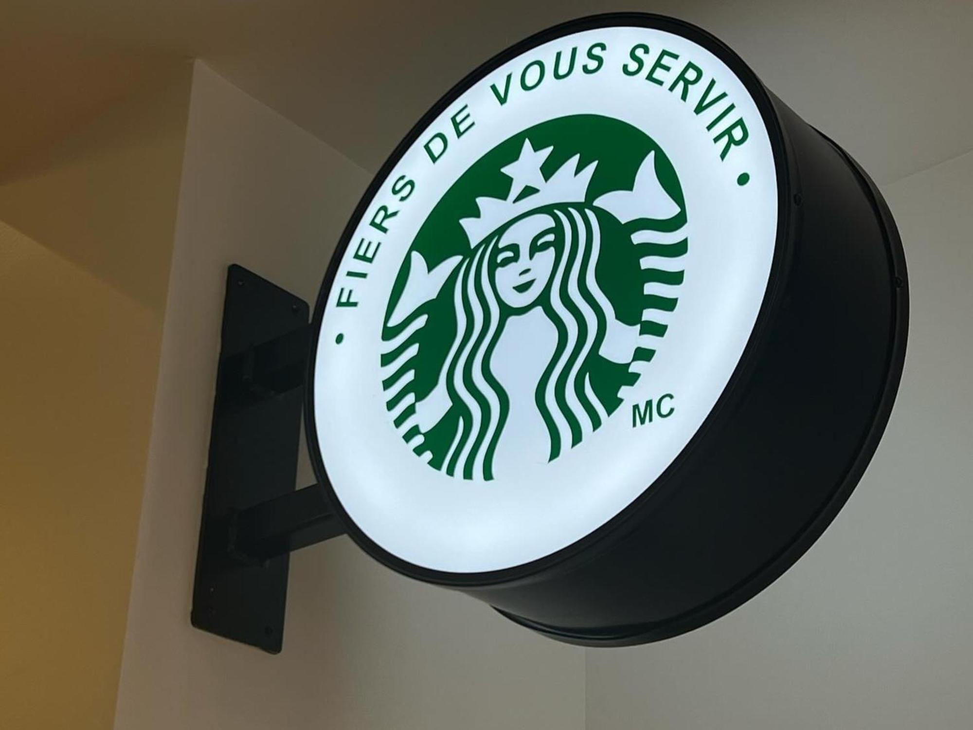 Otl Gouverneur Chicoutimi Esterno foto Starbucks in Paris